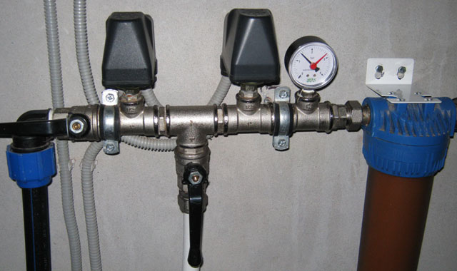 Установленный в системе водоснабжения датчик давления